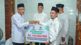 Penyerahan bantuan untuk mendukung rehabilitasi dan kebangkitan masyarakat dalam kunjungan Tim Safari Ramadan Pemprov Sumbar di Mushala Nur Taqwa Cacang, Kabupaten Solok, Minggu (22/2/2026). (Foto: ADPSB)