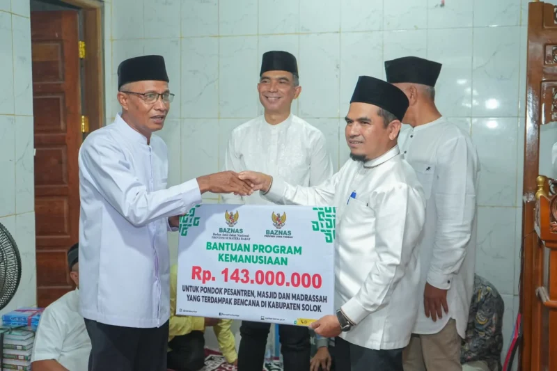 Penyerahan bantuan untuk mendukung rehabilitasi dan kebangkitan masyarakat dalam kunjungan Tim Safari Ramadan Pemprov Sumbar di Mushala Nur Taqwa Cacang, Kabupaten Solok, Minggu (22/2/2026). (Foto: ADPSB)