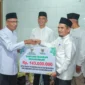 Penyerahan bantuan untuk mendukung rehabilitasi dan kebangkitan masyarakat dalam kunjungan Tim Safari Ramadan Pemprov Sumbar di Mushala Nur Taqwa Cacang, Kabupaten Solok, Minggu (22/2/2026). (Foto: ADPSB)