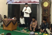 Wali Kota Padang, Fadly Amran, dalam kunjungan Safari Ramadan di Mushala Rambutan, Korong Gadang, Kecamatan Kuranji, Jumat (27/2/2026) malam. (Foto: Diskominfo Padang)