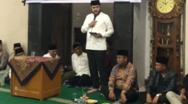 Wali Kota Padang, Fadly Amran, dalam kunjungan Safari Ramadan di Mushala Rambutan, Korong Gadang, Kecamatan Kuranji, Jumat (27/2/2026) malam. (Foto: Diskominfo Padang)