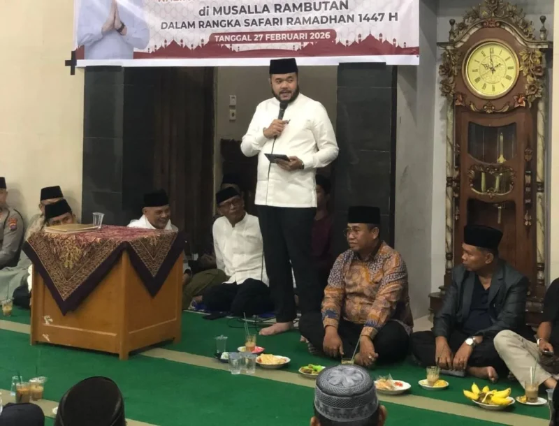 Wali Kota Padang, Fadly Amran, dalam kunjungan Safari Ramadan di Mushala Rambutan, Korong Gadang, Kecamatan Kuranji, Jumat (27/2/2026) malam. (Foto: Diskominfo Padang)