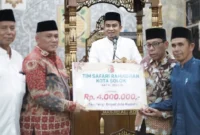 Tim Safari Ramadhan menyerahkan bantuan untuk masjid yang dikunjungi. (Foto: Prokopim Solok)
