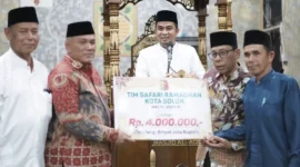 Tim Safari Ramadhan menyerahkan bantuan untuk masjid yang dikunjungi. (Foto: Prokopim Solok)