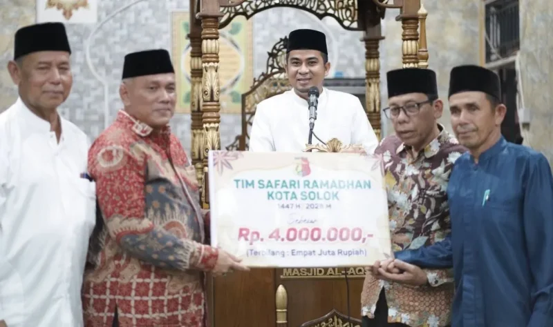 Tim Safari Ramadhan menyerahkan bantuan untuk masjid yang dikunjungi. (Foto: Prokopim Solok)