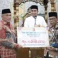 Tim Safari Ramadhan menyerahkan bantuan untuk masjid yang dikunjungi. (Foto: Prokopim Solok)