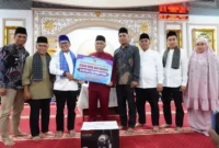 Bupati Tanah Datar Eka Putra menyerahkan bantuan untuk Masjid Jihad Kawai, Nagari Batu Bulek, Kecamatan Lintau Buo Utara, Kamis malam (26/2/2026). (Foto: Prokopim Tanah Datar)