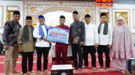 Bupati Tanah Datar Eka Putra menyerahkan bantuan untuk Masjid Jihad Kawai, Nagari Batu Bulek, Kecamatan Lintau Buo Utara, Kamis malam (26/2/2026). (Foto: Prokopim Tanah Datar)