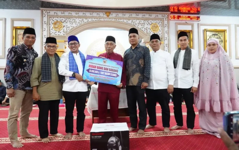 Bupati Tanah Datar Eka Putra menyerahkan bantuan untuk Masjid Jihad Kawai, Nagari Batu Bulek, Kecamatan Lintau Buo Utara, Kamis malam (26/2/2026). (Foto: Prokopim Tanah Datar)