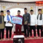 Bupati Tanah Datar Eka Putra menyerahkan bantuan untuk Masjid Jihad Kawai, Nagari Batu Bulek, Kecamatan Lintau Buo Utara, Kamis malam (26/2/2026). (Foto: Prokopim Tanah Datar)