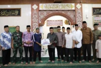 Wakil Wali Kota Padang, Maigus Nasir menyerahkan bantuan hibah Pemko Padang sebesar Rp25 juta untuk Musala Jamiatul Ikhwan, Jalan Jati Rumah Gadang, Kelurahan Jati, Kecamatan Padang Timur, Selasa (24/2/2026). (Foto: Prokopim Padang)