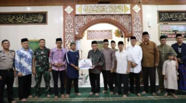 Wakil Wali Kota Padang, Maigus Nasir menyerahkan bantuan hibah Pemko Padang sebesar Rp25 juta untuk Musala Jamiatul Ikhwan, Jalan Jati Rumah Gadang, Kelurahan Jati, Kecamatan Padang Timur, Selasa (24/2/2026). (Foto: Prokopim Padang)