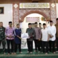 Wakil Wali Kota Padang, Maigus Nasir menyerahkan bantuan hibah Pemko Padang sebesar Rp25 juta untuk Musala Jamiatul Ikhwan, Jalan Jati Rumah Gadang, Kelurahan Jati, Kecamatan Padang Timur, Selasa (24/2/2026). (Foto: Prokopim Padang)