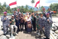 Sahabat Peduli Sumbar menyerahkan bantuan bagi korban bencana di Kantor Wali Nagari Anduriang, Minggu (8/2/2026). (Foto: Kominfo Padang Pariaman)