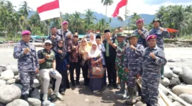 Sahabat Peduli Sumbar menyerahkan bantuan bagi korban bencana di Kantor Wali Nagari Anduriang, Minggu (8/2/2026). (Foto: Kominfo Padang Pariaman)