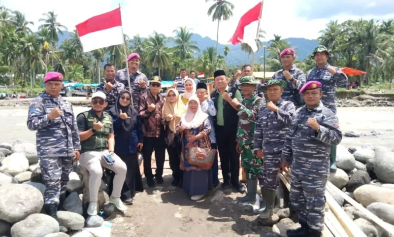 Sahabat Peduli Sumbar menyerahkan bantuan bagi korban bencana di Kantor Wali Nagari Anduriang, Minggu (8/2/2026). (Foto: Kominfo Padang Pariaman)