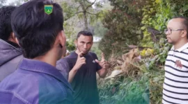 Wakil Wali Kota Allex Saputra meninjau lokasi pembuangan sampah liar tersebut, Minggu (5/2/2026). (Foto: Kominfo Padang Panjang)