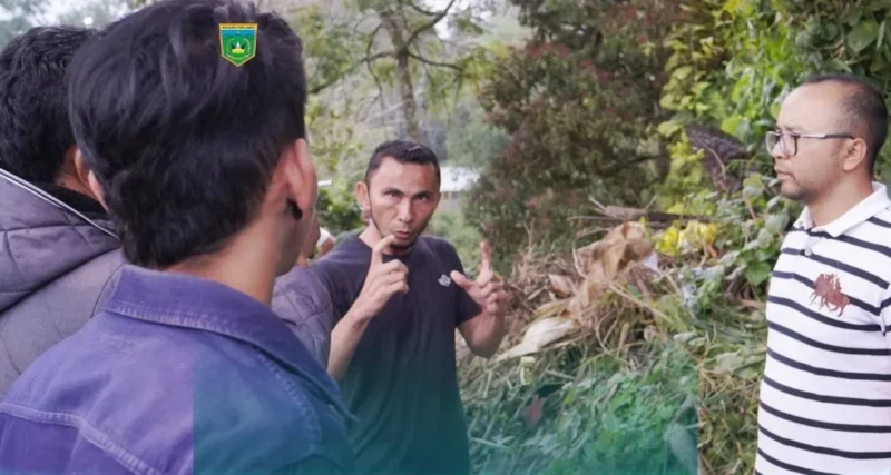 Wakil Wali Kota Allex Saputra meninjau lokasi pembuangan sampah liar tersebut, Minggu (5/2/2026). (Foto: Kominfo Padang Panjang)