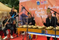 Penampilan Sanggar Darak Rantak Nagari Malai III Koto, Kecamatan Sungai Geringging di pagelaran seni budaya yang digelar Pemprov DKI Jakarta, Minggu (8/2/2026) di kawasan Dukuh Atas, Jakarta. (Foto: Kominfo Padang Pariaman)