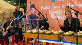 Penampilan Sanggar Darak Rantak Nagari Malai III Koto, Kecamatan Sungai Geringging di pagelaran seni budaya yang digelar Pemprov DKI Jakarta, Minggu (8/2/2026) di kawasan Dukuh Atas, Jakarta. (Foto: Kominfo Padang Pariaman)