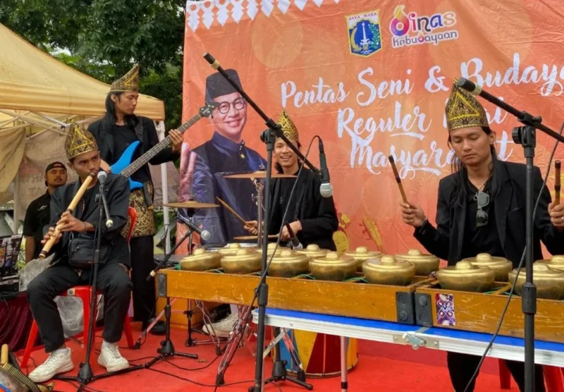 Penampilan Sanggar Darak Rantak Nagari Malai III Koto, Kecamatan Sungai Geringging di pagelaran seni budaya yang digelar Pemprov DKI Jakarta, Minggu (8/2/2026) di kawasan Dukuh Atas, Jakarta. (Foto: Kominfo Padang Pariaman)