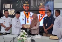 Wakil Wali Kota Padang, Maigus Nasir menyerahkan santunan kematian dari Kemensos RI kepada ahli waris korban banjir bandang dan tanah longsor, Rabu (25/2/2026). (Foto: Diskominfo Padang)