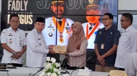 Wakil Wali Kota Padang, Maigus Nasir menyerahkan santunan kematian dari Kemensos RI kepada ahli waris korban banjir bandang dan tanah longsor, Rabu (25/2/2026). (Foto: Diskominfo Padang)