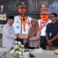 Wakil Wali Kota Padang, Maigus Nasir menyerahkan santunan kematian dari Kemensos RI kepada ahli waris korban banjir bandang dan tanah longsor, Rabu (25/2/2026). (Foto: Diskominfo Padang)