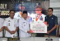 Wakil Wali Kota Padang Maigus Nasir menerima bantuan dari Kemensos RI untuk disalurkan kepada ahli waris korban bencana hidrometeorologi di Gedung Putih Rumah Dinas Wali Kota Padang, Rabu (25/2/2026). (Foto: Prokopim Padang)