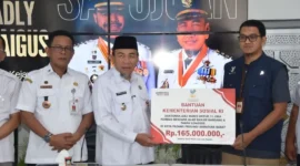 Wakil Wali Kota Padang Maigus Nasir menerima bantuan dari Kemensos RI untuk disalurkan kepada ahli waris korban bencana hidrometeorologi di Gedung Putih Rumah Dinas Wali Kota Padang, Rabu (25/2/2026). (Foto: Prokopim Padang)