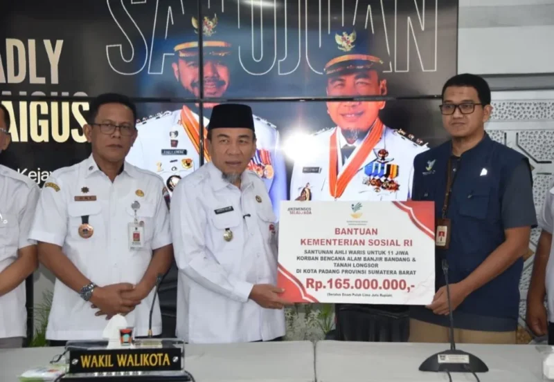 Wakil Wali Kota Padang Maigus Nasir menerima bantuan dari Kemensos RI untuk disalurkan kepada ahli waris korban bencana hidrometeorologi di Gedung Putih Rumah Dinas Wali Kota Padang, Rabu (25/2/2026). (Foto: Prokopim Padang)