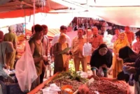 Satgas Saber Pasbar melakukan pengawasan ketersediaan bahan pokok dan stabilitasi harga pangan di Pasar Padang Tujuh Kecamatan Pasaman, Senin (9/2). (Foto: Diskominfo Pasbar)