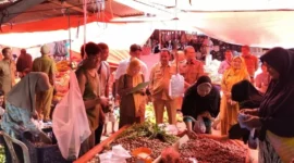 Satgas Saber Pasbar melakukan pengawasan ketersediaan bahan pokok dan stabilitasi harga pangan di Pasar Padang Tujuh Kecamatan Pasaman, Senin (9/2). (Foto: Diskominfo Pasbar)