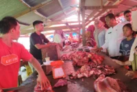 Satgas Saber Pangan Pasbar memantau harga dan ketersediaan bahan pokok jelang Ramadan di Pasar Simpang Tiga, Kecamatan Luhak Nan Duo, Jumat (13/2). (Foto: Diskominfo Pasbar)