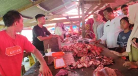 Satgas Saber Pangan Pasbar memantau harga dan ketersediaan bahan pokok jelang Ramadan di Pasar Simpang Tiga, Kecamatan Luhak Nan Duo, Jumat (13/2). (Foto: Diskominfo Pasbar)