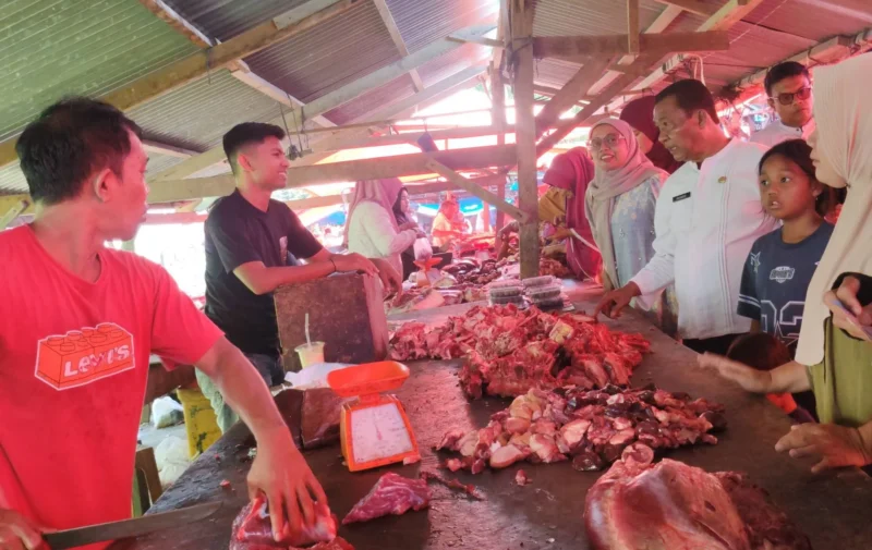 Satgas Saber Pangan Pasbar memantau harga dan ketersediaan bahan pokok jelang Ramadan di Pasar Simpang Tiga, Kecamatan Luhak Nan Duo, Jumat (13/2). (Foto: Diskominfo Pasbar)