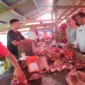 Satgas Saber Pangan Pasbar memantau harga dan ketersediaan bahan pokok jelang Ramadan di Pasar Simpang Tiga, Kecamatan Luhak Nan Duo, Jumat (13/2). (Foto: Diskominfo Pasbar)