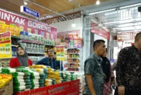 Satgas Saber Pangan Kabupaten Pasbar melakukan pengawasan stok dan harga bahan pokok menjelang Ramadan dan Idul Fitri 2026 di salah satu ritel modern, Kamis (5/2/2026). (Foto: Kominfo Pasbar)