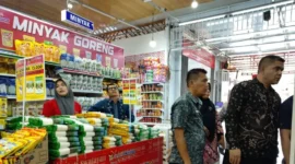 Satgas Saber Pangan Kabupaten Pasbar melakukan pengawasan stok dan harga bahan pokok menjelang Ramadan dan Idul Fitri 2026 di salah satu ritel modern, Kamis (5/2/2026). (Foto: Kominfo Pasbar)