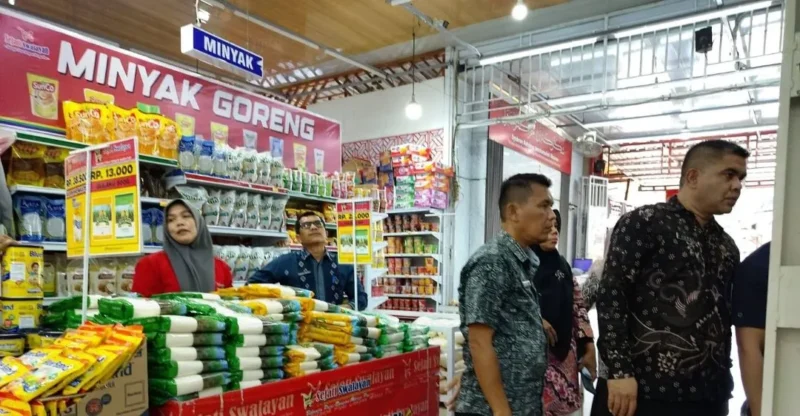 Satgas Saber Pangan Kabupaten Pasbar melakukan pengawasan stok dan harga bahan pokok menjelang Ramadan dan Idul Fitri 2026 di salah satu ritel modern, Kamis (5/2/2026). (Foto: Kominfo Pasbar)