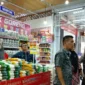 Satgas Saber Pangan Kabupaten Pasbar melakukan pengawasan stok dan harga bahan pokok menjelang Ramadan dan Idul Fitri 2026 di salah satu ritel modern, Kamis (5/2/2026). (Foto: Kominfo Pasbar)