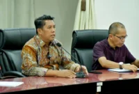 Sekda Agam Dr. Muhammad Lutfi AR dalam jumpa pers di Aula Kantor Bupati Agam, Lubuk Basung, Sabtu (7/2/2026). (Foto: Pemkab Agam)