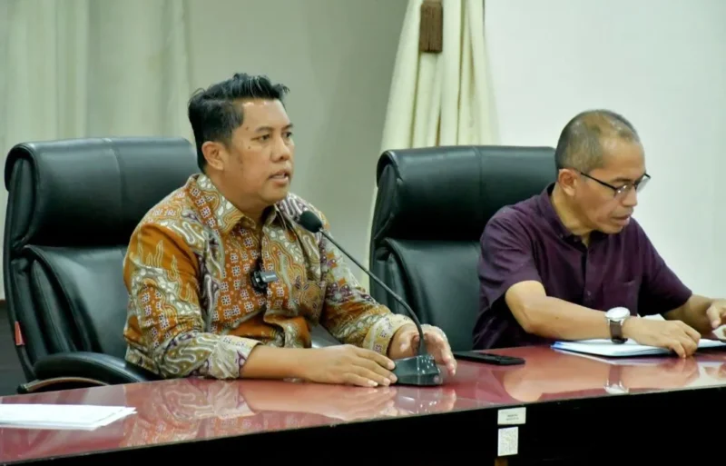 Sekda Agam Dr. Muhammad Lutfi AR dalam jumpa pers di Aula Kantor Bupati Agam, Lubuk Basung, Sabtu (7/2/2026). (Foto: Pemkab Agam)