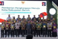 Wali Kota Padang Fadly Amran menerima Sertifikat Adipura yang diserahkan oleh Menteri Lingkungan Hidup/Kepala Badan Pengendalian Lingkungan Hidup RI, Hanif Faisol Nurofiq di Gedung Balai Kartini, Jakarta, Rabu (25/2/2026). (Foto: Prokopim Padang)