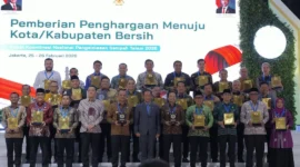 Wali Kota Padang Fadly Amran menerima Sertifikat Adipura yang diserahkan oleh Menteri Lingkungan Hidup/Kepala Badan Pengendalian Lingkungan Hidup RI, Hanif Faisol Nurofiq di Gedung Balai Kartini, Jakarta, Rabu (25/2/2026). (Foto: Prokopim Padang)