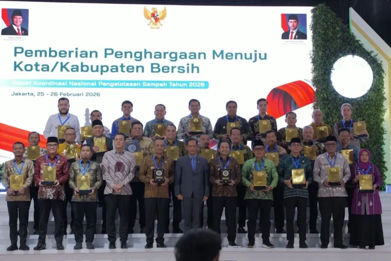 Wali Kota Padang Fadly Amran menerima Sertifikat Adipura yang diserahkan oleh Menteri Lingkungan Hidup/Kepala Badan Pengendalian Lingkungan Hidup RI, Hanif Faisol Nurofiq di Gedung Balai Kartini, Jakarta, Rabu (25/2/2026). (Foto: Prokopim Padang)