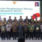 Wali Kota Padang Fadly Amran menerima Sertifikat Adipura yang diserahkan oleh Menteri Lingkungan Hidup/Kepala Badan Pengendalian Lingkungan Hidup RI, Hanif Faisol Nurofiq di Gedung Balai Kartini, Jakarta, Rabu (25/2/2026). (Foto: Prokopim Padang)