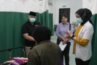 Wali Kota Hendri Arnis melakukan inspeksi mendadak (sidak) ke RSUD Padang Panjang, Minggu (15/2/2026). (Foto: Kominfo Padang Panjang)
