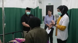 Wali Kota Hendri Arnis melakukan inspeksi mendadak (sidak) ke RSUD Padang Panjang, Minggu (15/2/2026). (Foto: Kominfo Padang Panjang)