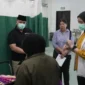 Wali Kota Hendri Arnis melakukan inspeksi mendadak (sidak) ke RSUD Padang Panjang, Minggu (15/2/2026). (Foto: Kominfo Padang Panjang)